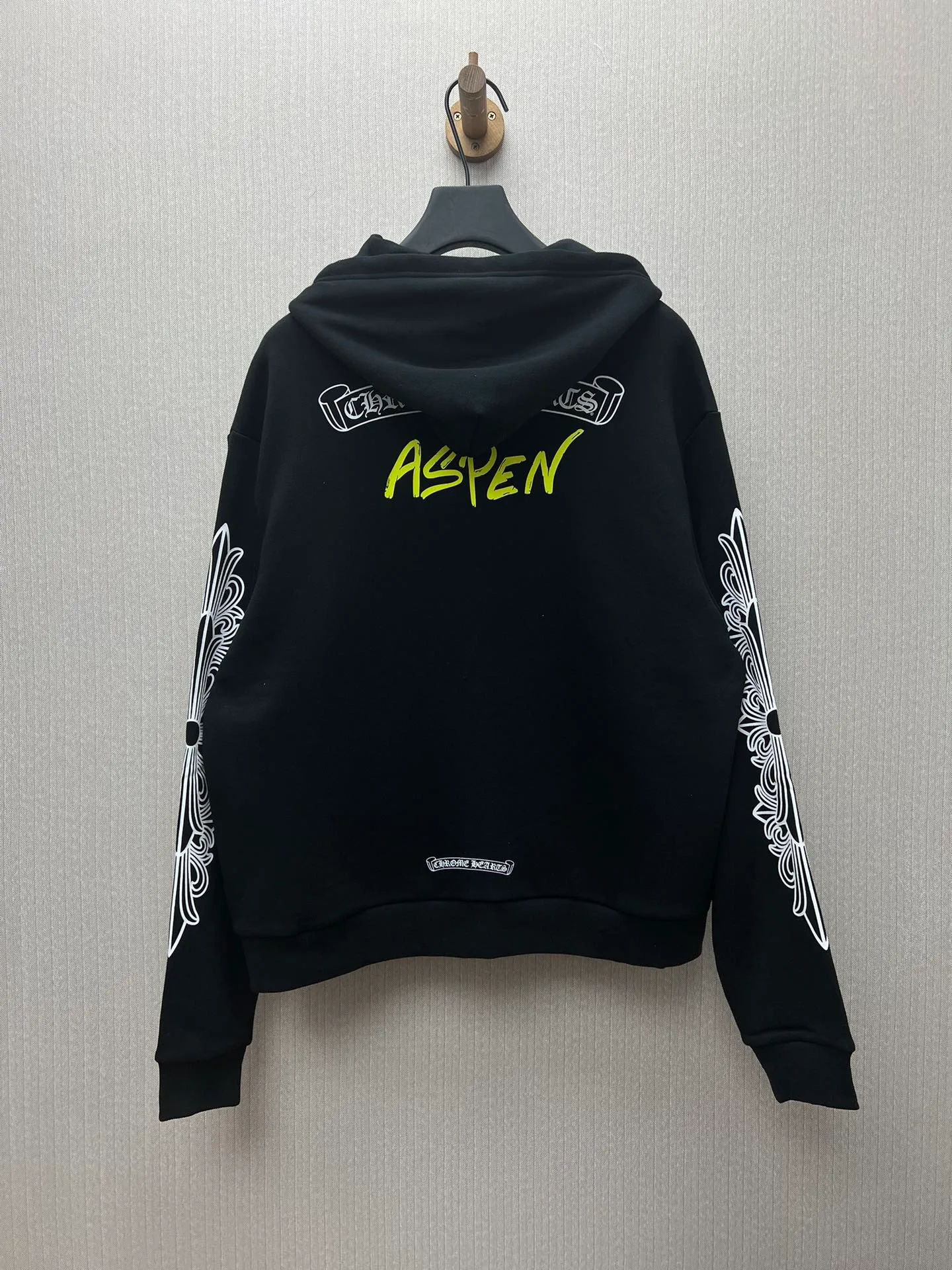 P450 Chrome Hearts 25ss new scroll zipper guard, the chest and back are classic scrolls, and the chromehearts on both sides of the arms are very classic in Sanskrit. Size: S.M.L.XL.
